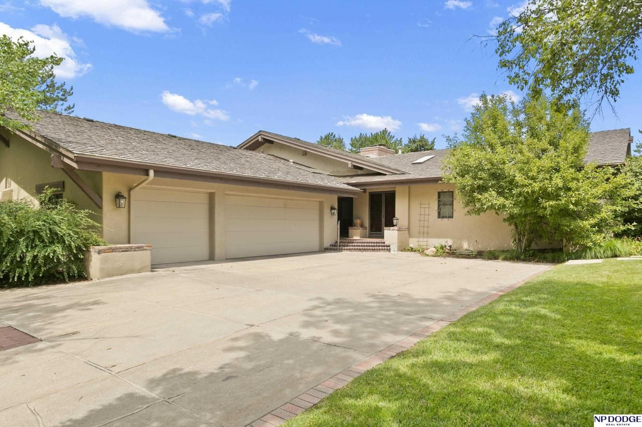 9812 Nottingham Drive , Omaha, NE 68114