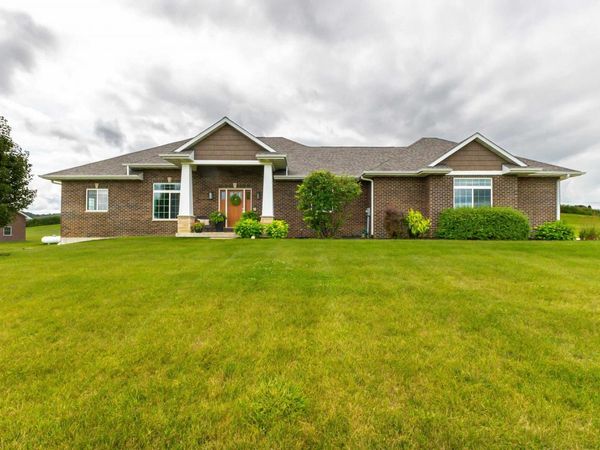 8224 Southern Hills Circle, Dubuque, IA 52003