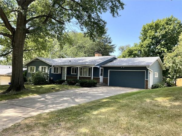 415 Ridgeview Avenue , Iowa City, IA 52246