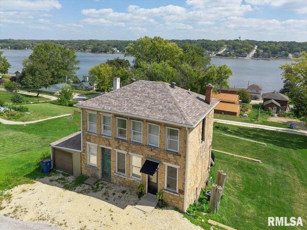 817 N 2ND Street, Le Claire, IA 52753