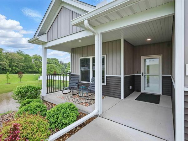 1327 Heights Court, Bettendorf, IA 52803