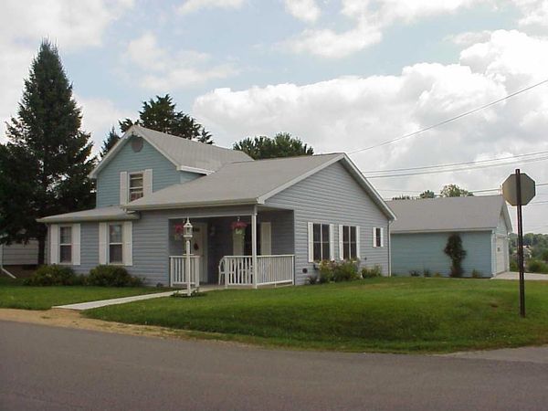 704 Montgomery Avenue, East Dubuque, IL 61025