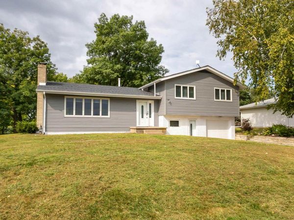 17397 Melody Circle, Dubuque, IA 52001