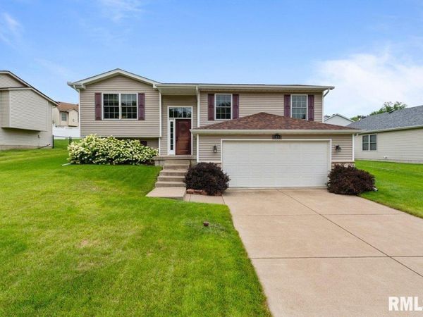 5335 HILLANDALE Road, Davenport, IA 52806