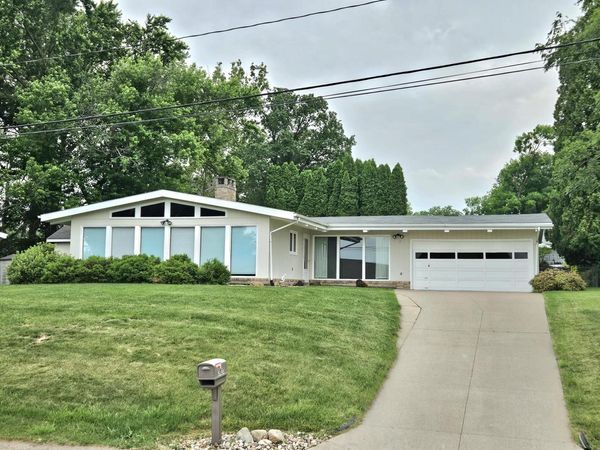 2020 BIDWELL ROAD, Muscatine, IA 52761