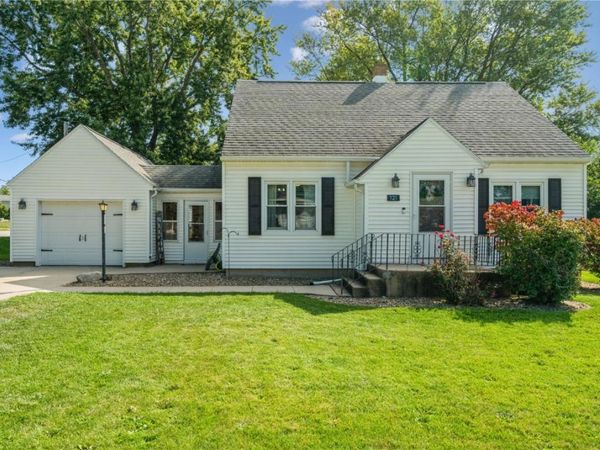 121 N Sales Avenue , Anamosa, IA 52205