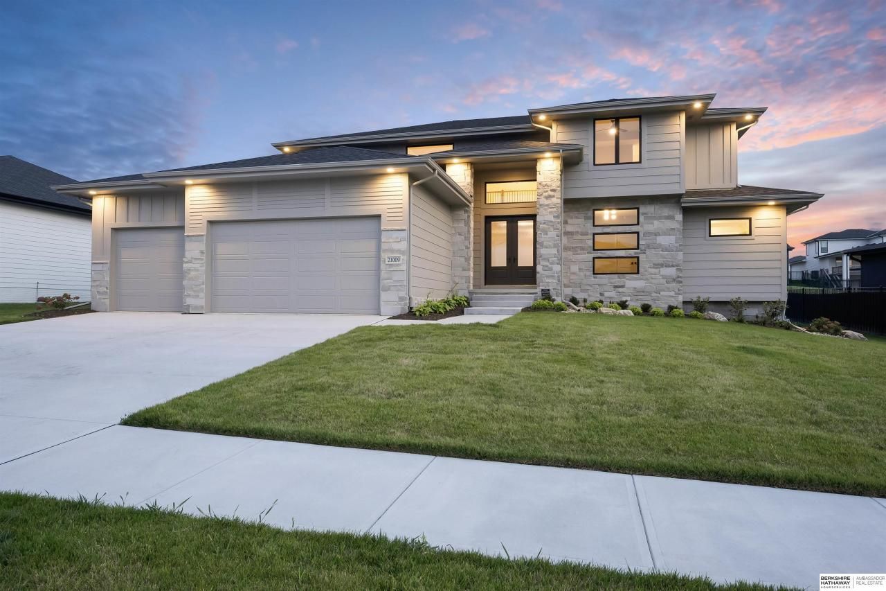 21009 C Street , Elkhorn, NE 68022