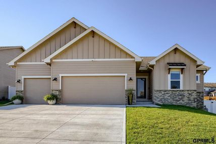 10915 Windward Avenue , Papillion, NE 68046