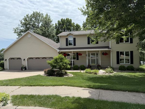 310 WOOD CREEK LN, Muscatine, IA 52761