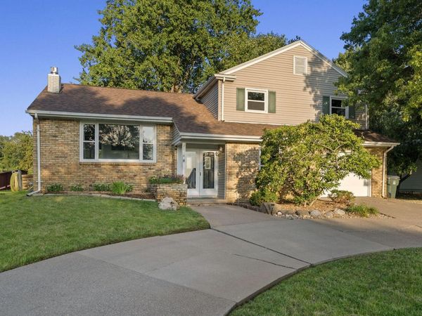 2018 W BAY DR, Muscatine, IA 52761