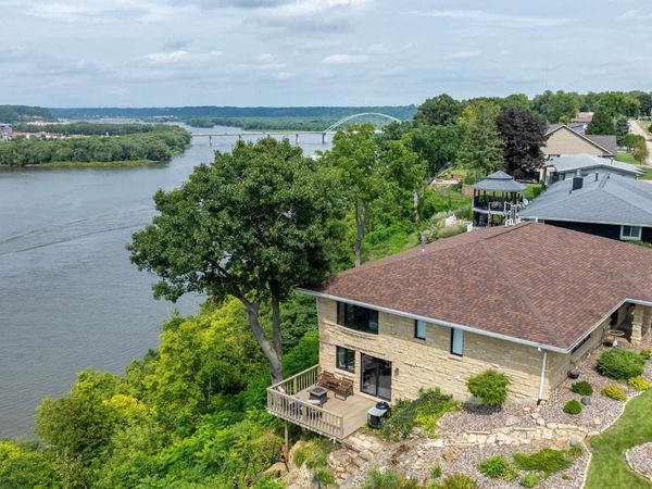 1045 Hiawatha Drive, East Dubuque, IL 61025