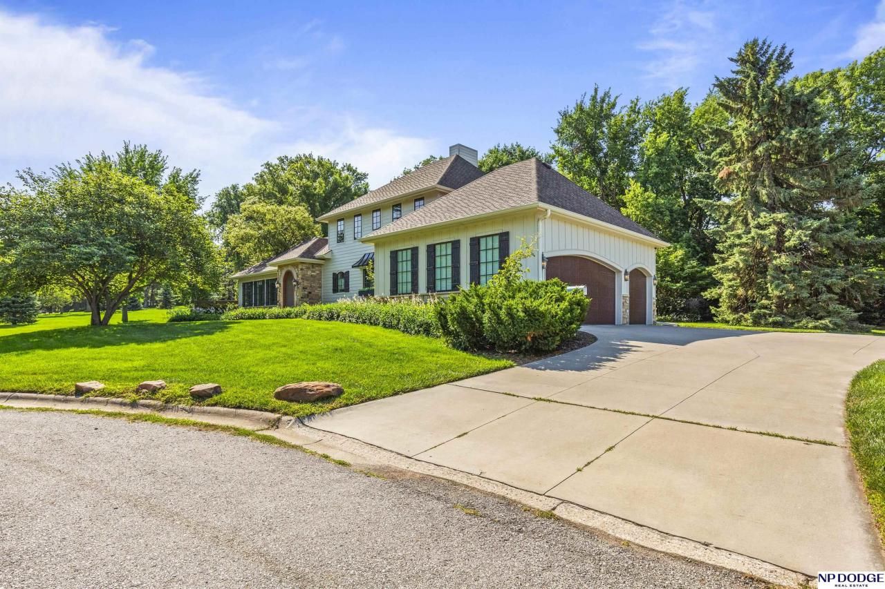 6731 Davenport Street , Omaha, NE 68132