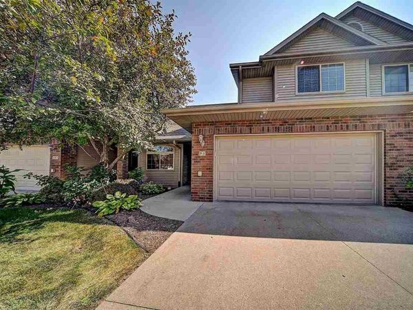 95 E Weston Dr, North Liberty, IA 52317