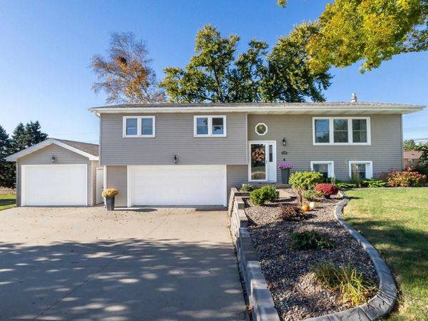 739 Kelly Lane, Dubuque, IA 52003