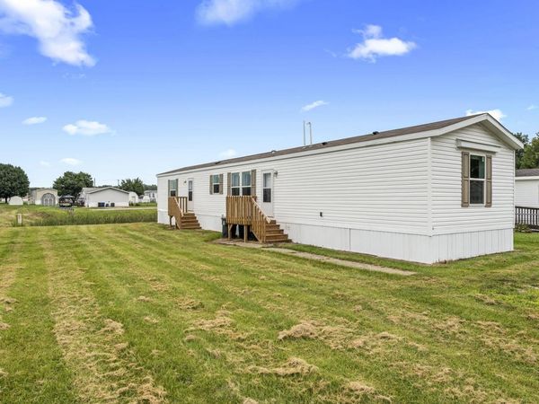 4911 ABRAMS DR, Muscatine, IA 52761
