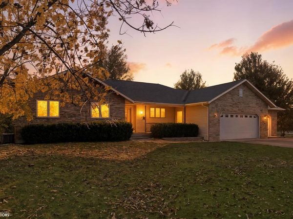 1002 E Oakbrook Place, Mount Pleasant, IA 52641