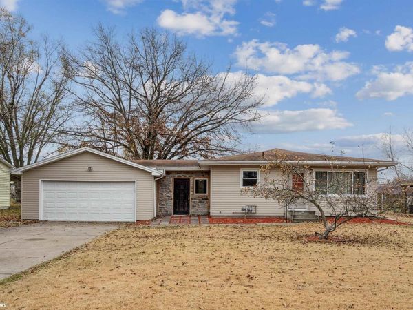 1613 Acres St, Burlington, IA 52601