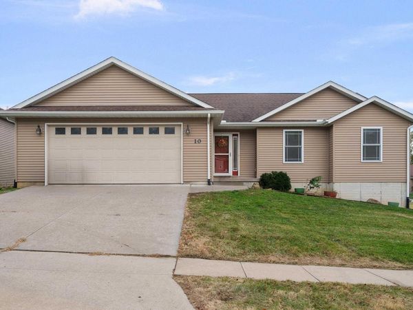10 OAKLEY Drive, Le Claire, IA 52753