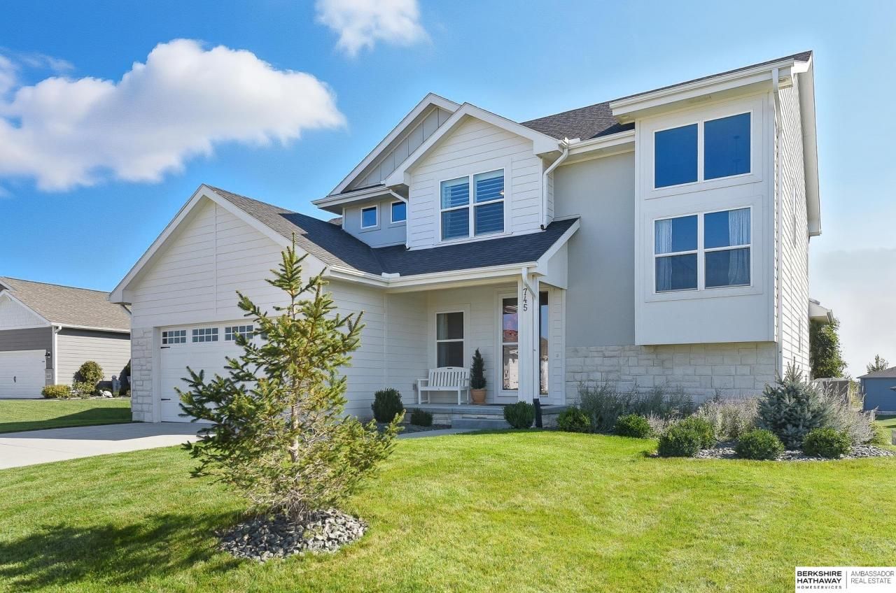 745 N 10th Avenue , Springfield, NE 68059