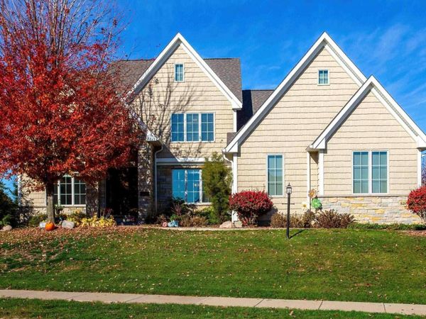 3264 CROW LAKE Drive, Bettendorf, IA 52773
