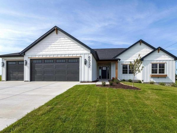 6932 WILDERNESS, Bettendorf, IA 52722