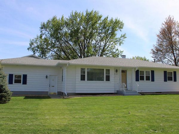 2107 W 38TH Place, Davenport, IA 52806
