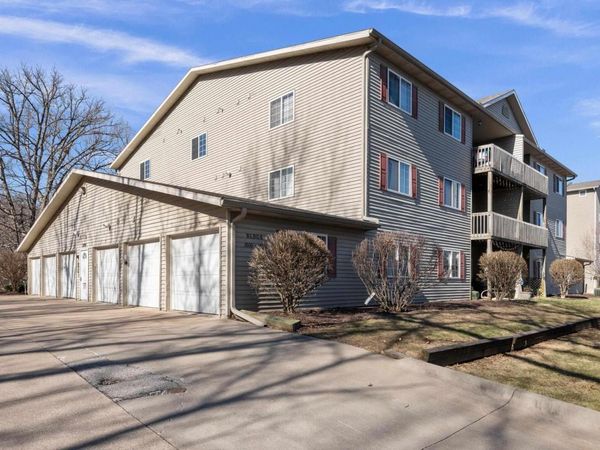 3814 CREEK HILL Drive, Bettendorf, IA 52722