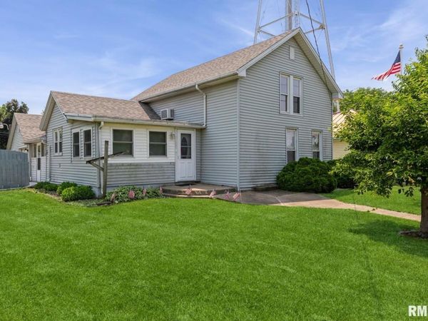 321 3RD Avenue, Low Moor, IA 52757