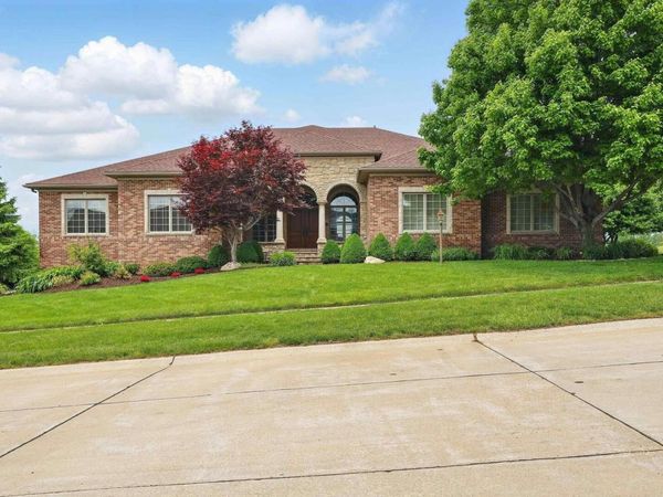11 SANDSTONE Court, Le Claire, IA 52753