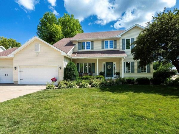 1200 BRIDGEVIEW Place, Le Claire, IA 52753