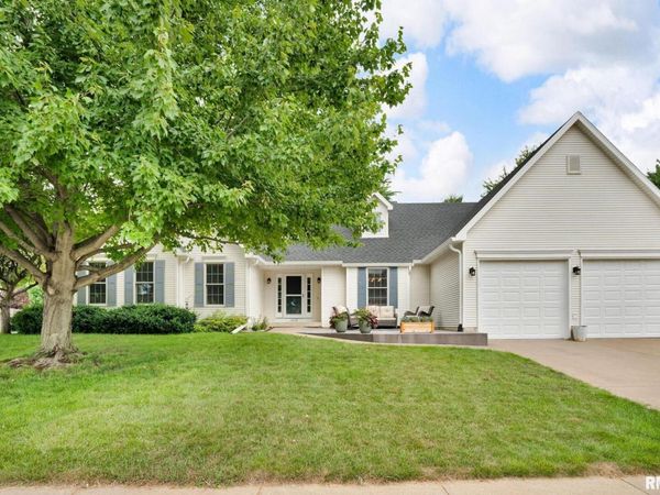 1039 BLUFF Lane, Le Claire, IA 52753