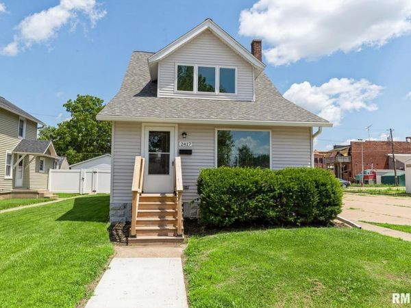 2417 PERSHING Boulevard, Clinton, IA 52732