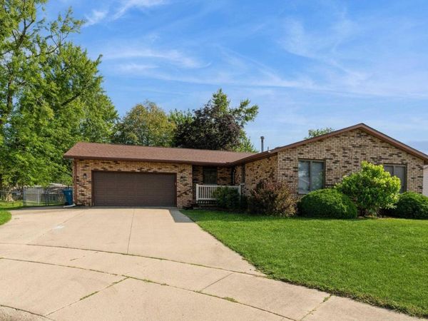 1307 MAPLEWOOD Court, Dewitt, IA 52742