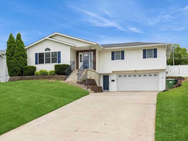 1106 26TH Avenue N, Clinton, IA 52732