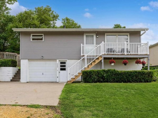 935 10TH Avenue S, Clinton, IA 52732