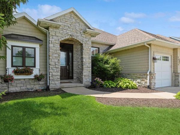 5816 CARDINAL Road, Bettendorf, IA 52722