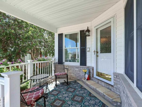 700 FALCON Drive, Le Claire, IA 52753