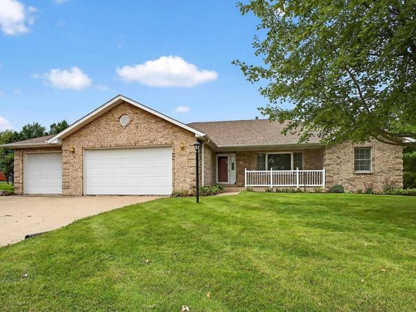 18 DEXTER Boulevard, Eldridge, IA 52748