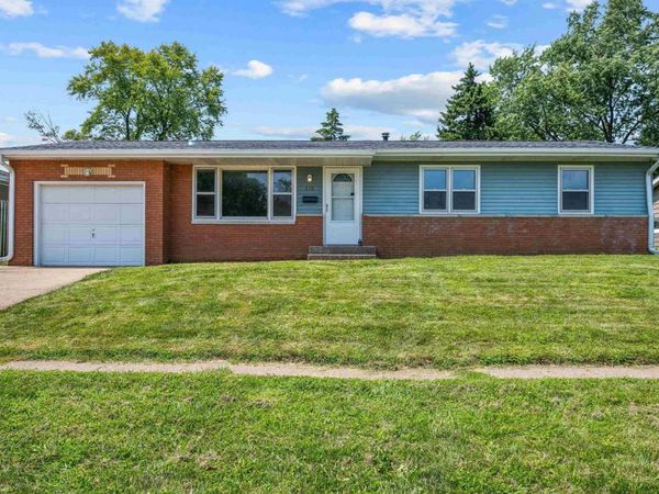 810 13TH Street, Silvis, IL 61282