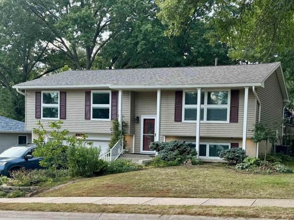 4244 WITTMANN Drive, Davenport, IA 52806