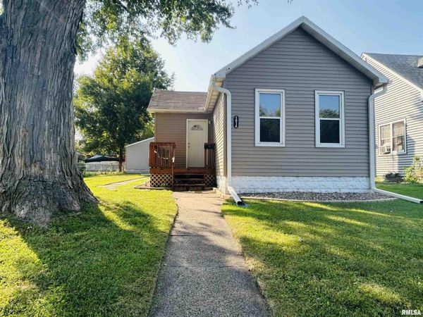 1614 PERSHING Boulevard, Clinton, IA 52732
