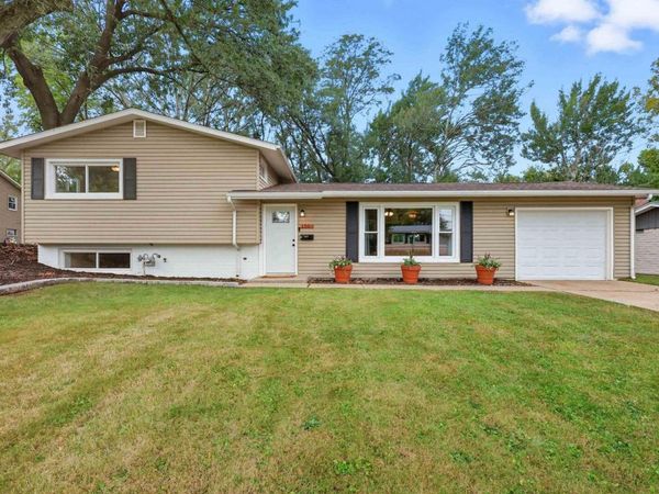1504 PARKLANE Drive, Bettendorf, IA 52722