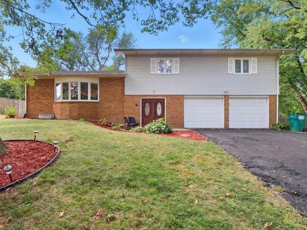 27 CRESTVIEW Drive, Geneseo, IL 61254