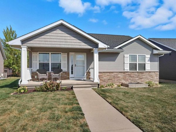 1564 Olde Brandy Lane, Davenport, IA 52807