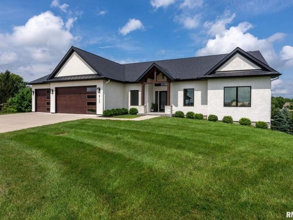 6155 DUGGLEBY Avenue, Davenport, IA 52807