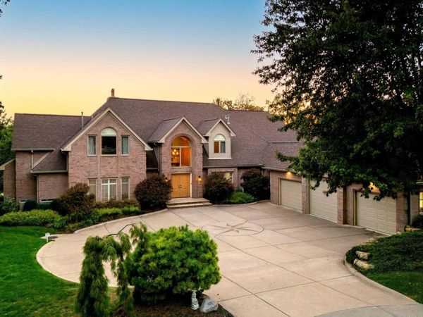 6202 CROW VALLEY Drive, Bettendorf, IA 52722