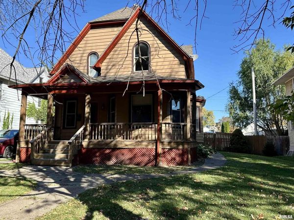 718 5TH Avenue S, Clinton, IA 52732