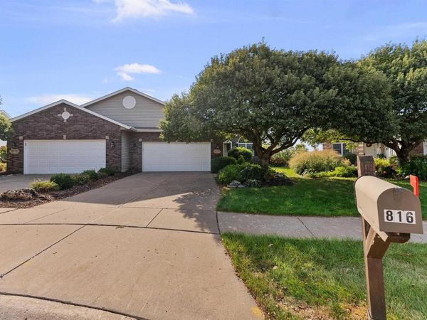 816 FALCON Drive, Le Claire, IA 52753