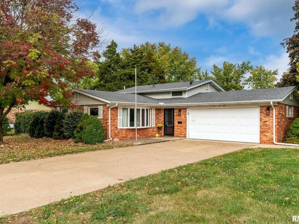 1138 FAIRLANE Drive, Bettendorf, IA 52722