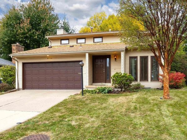 4730 APPLE VALLEY Drive, Bettendorf, IA 52722